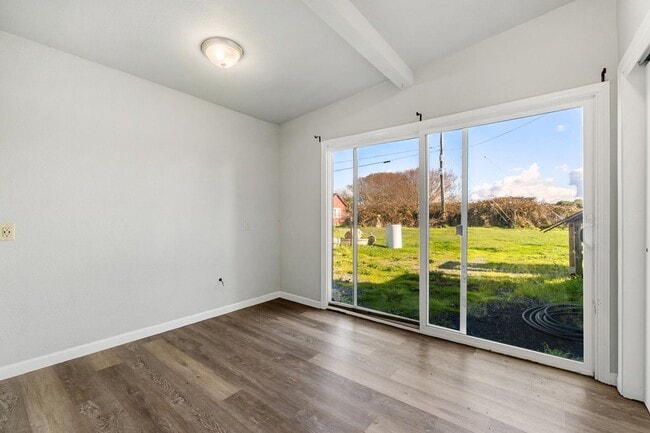 Building Photo - Charming Beach House!