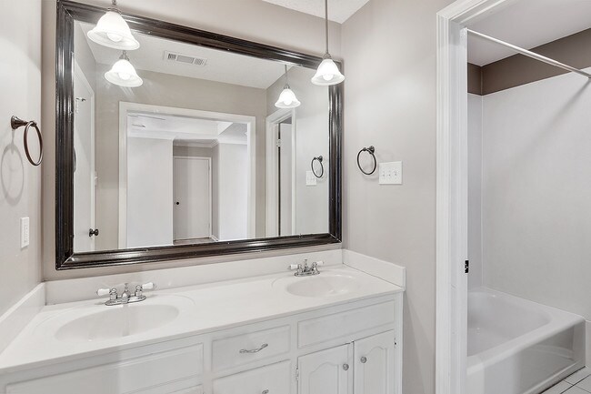 Building Photo - 4047 Country View Dr