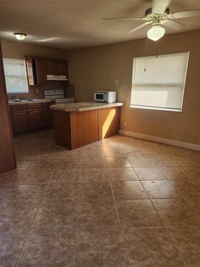 Building Photo - 4150 Woodside Dr