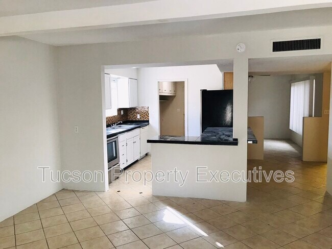 Building Photo - 7742 E Tanque Verde Ln