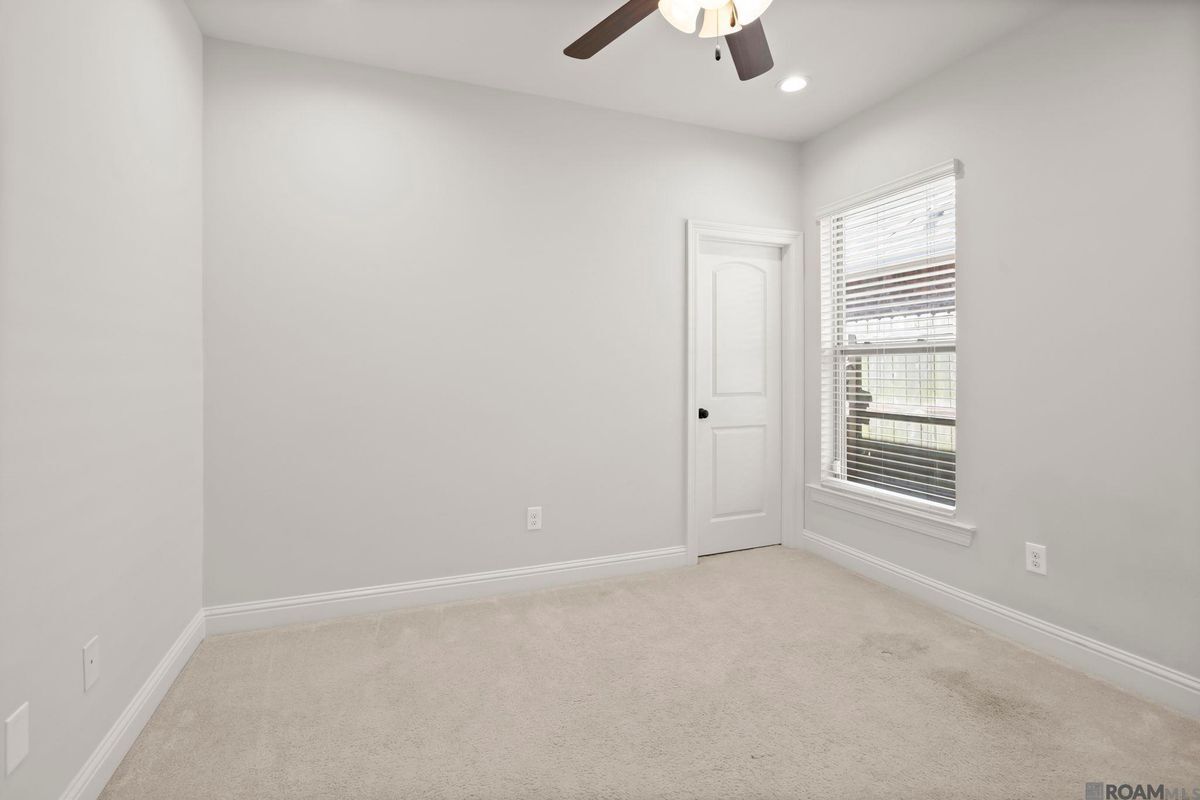 Building Photo - 471 Lake Breeze Dr