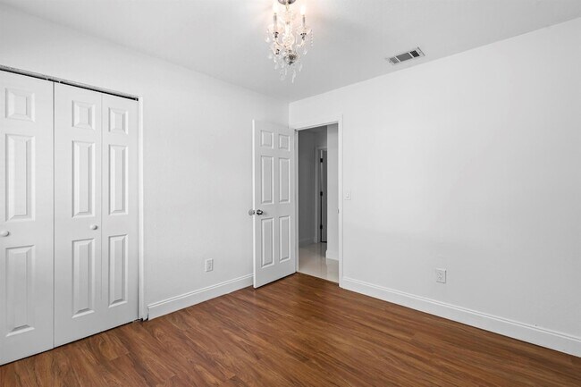 Building Photo - 766 SW Belmont Cir