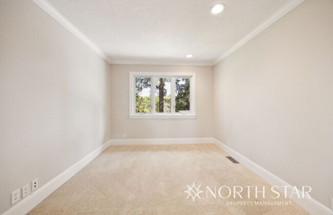 Building Photo - Stunning Lake Oswego Home with Space for E...