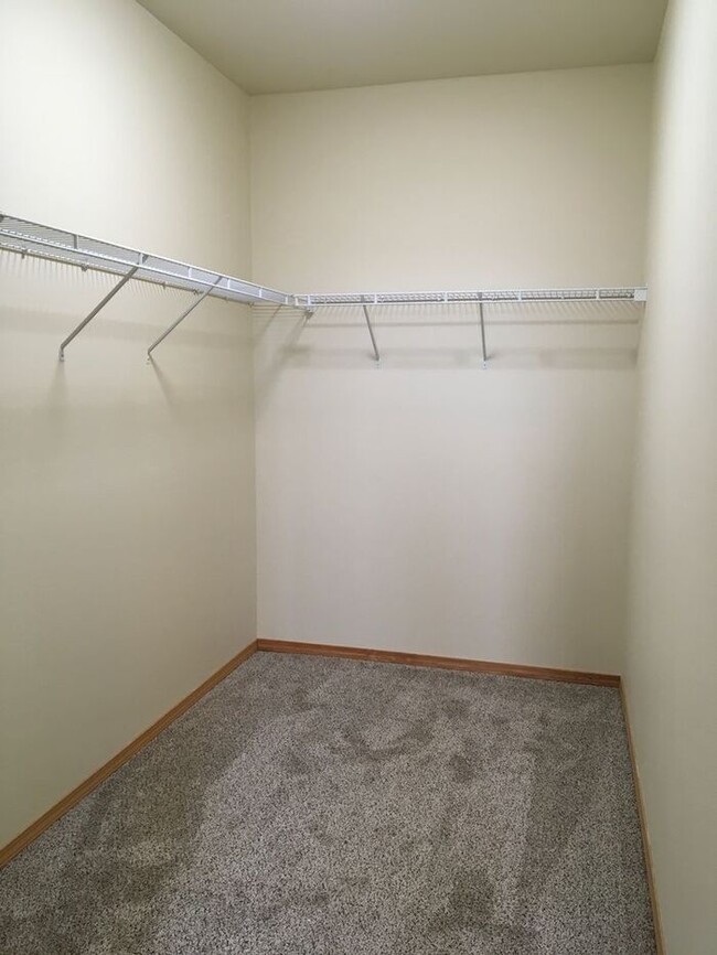 Building Photo - AVAILABLE NOW Spacious condo near shopping