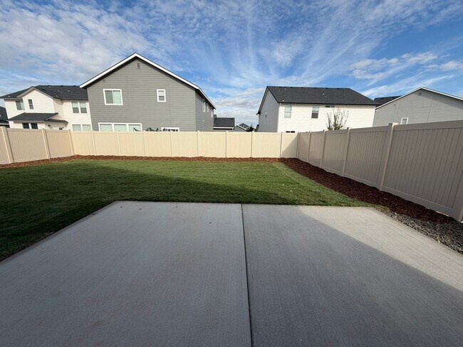 Building Photo - Move-In Special! Brand new 3 bed 2 bath ho...