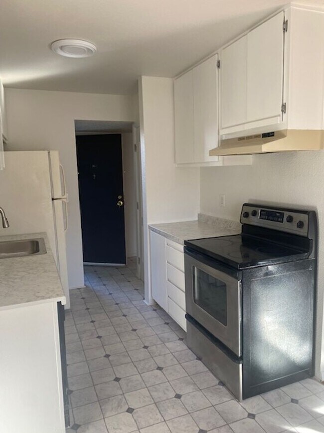 Building Photo - Cute 1 bdrm, 1 bath downstairs condo