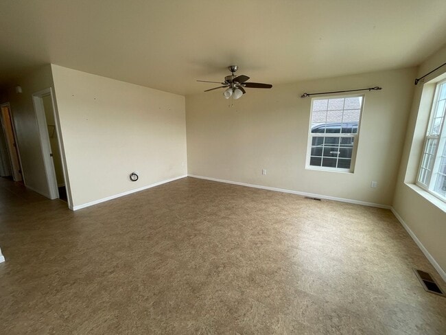 Building Photo - Spacious 3 bed for rent!