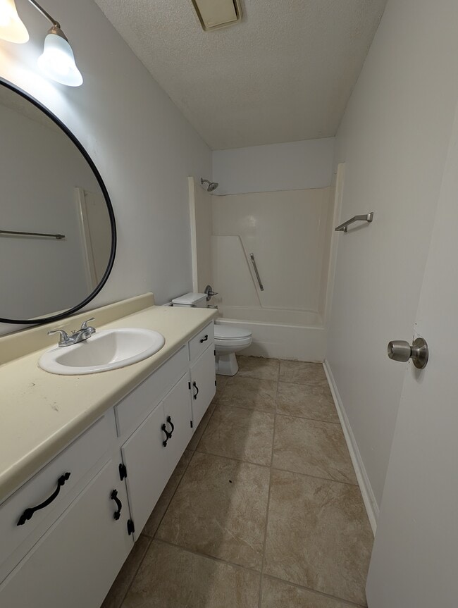 Building Photo - 542 S Woodburn Dr