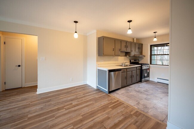 Building Photo - 549 Russell Rd