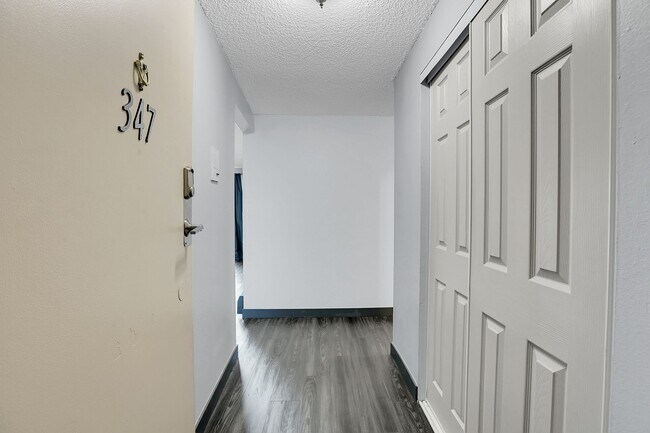 Building Photo - 1 Bedroom, 1 bath, 3rd floor Apartment