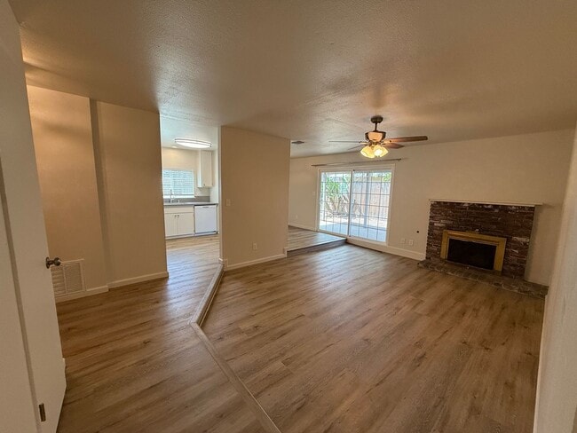 Building Photo - Updated single story near shopping and fre...