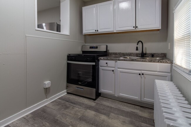 Building Photo - 3 bedroom, 1 bathroom row home located in ...