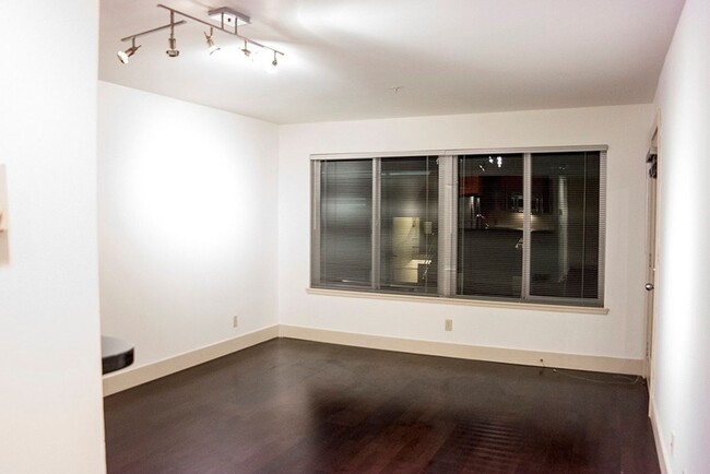 Building Photo - Prime Capitol Hill Top-Floor 1-Bed Condo w...