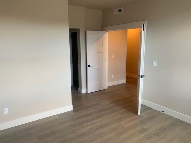 Building Photo - 3 Bed/3 Bath Modern and Luxurious Townhome in NE Bend