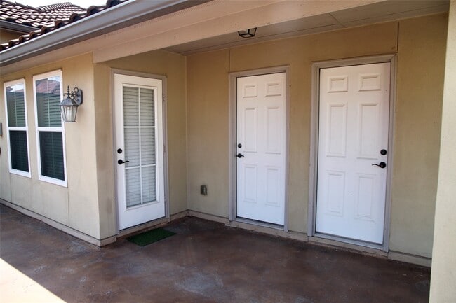 Building Photo - 28 W Oaks Dr