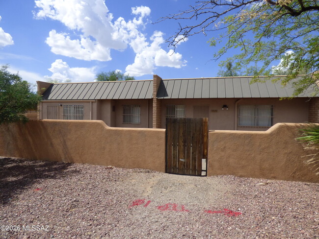 Building Photo - 1029 E Irwin Pl