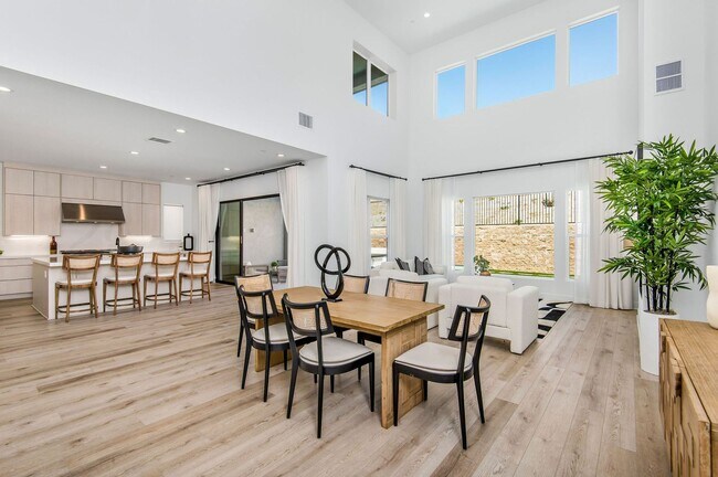 Building Photo - Fantastic 5 bed 4.5 bath with Pool in Porter Ranch !