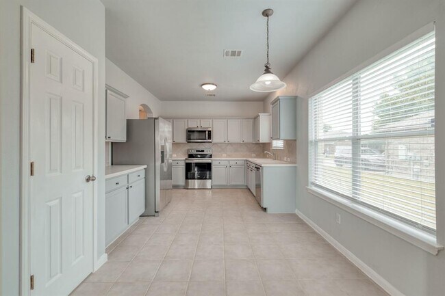 Building Photo - 211 Hanstrom Dr