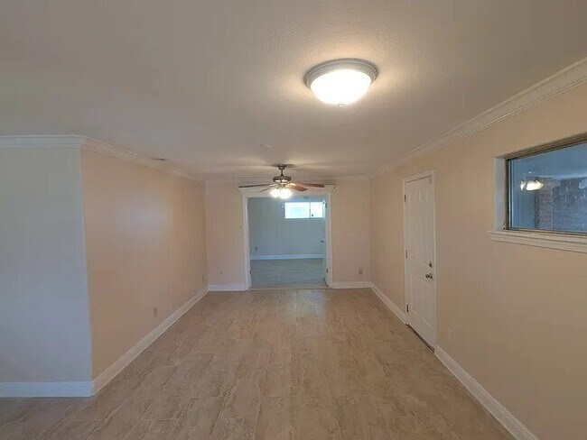Building Photo - 5011 Warren Dr