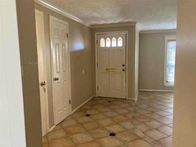 Building Photo - 9250 Rockhurst Dr