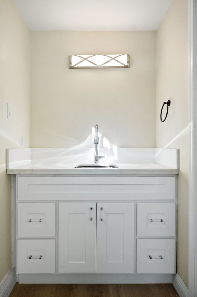 Building Photo - Large studio unit in a quiet Claremont Nei...