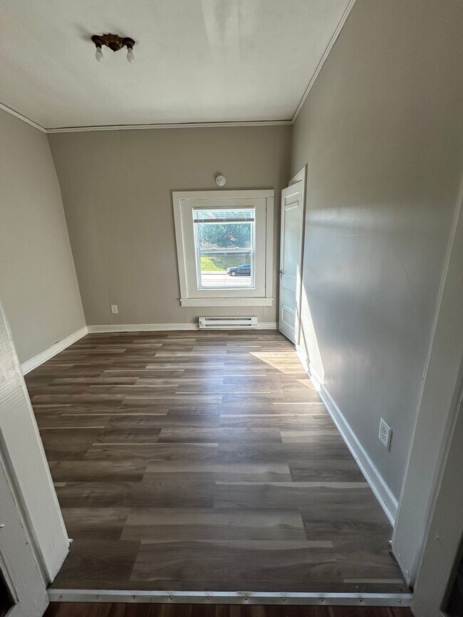 Building Photo - Large 2 Bedroom 1 Bath Apartment