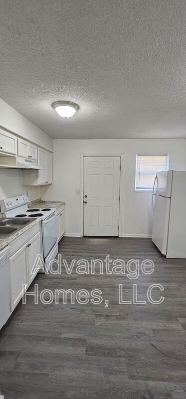Building Photo - 702 N 70th St