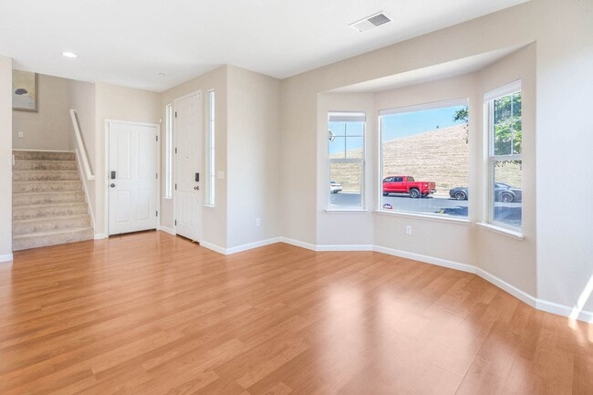 Building Photo - Gorgeous 4 Bedroom with SOLAR in Shadow Lakes!