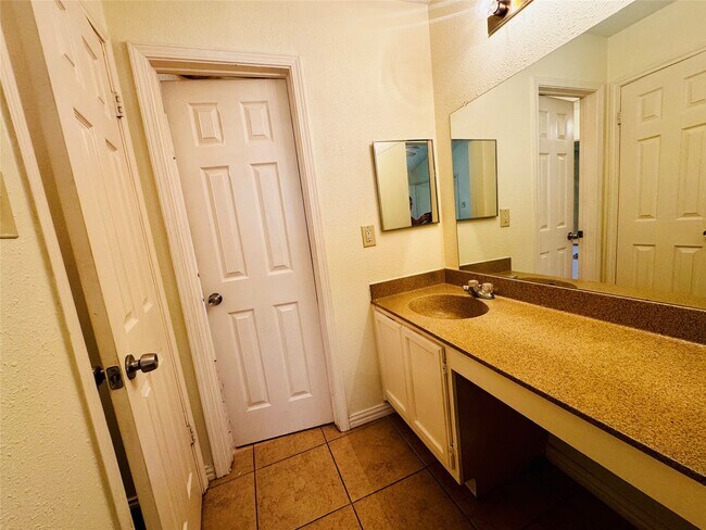 Building Photo - 17118 Amber Ridge Dr
