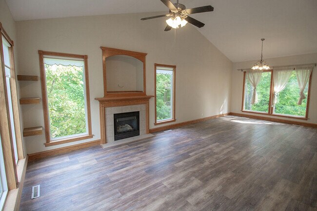 Building Photo - 1420 Bradford Dr