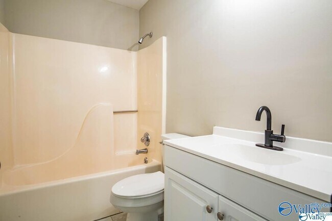 Building Photo - 4988-4987 7 Pine Cir