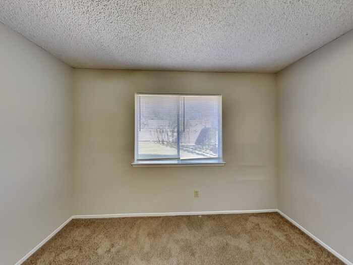 Building Photo - 16302 N Cross Dr