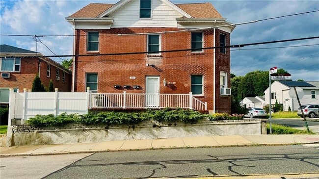 Primary Photo - 773 Admiral St