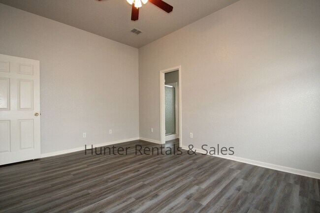 Building Photo - Conveniently Located!!!