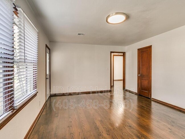 Building Photo - 204 E Douglas Dr