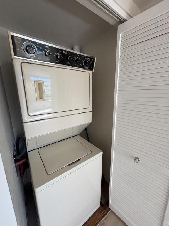 Building Photo - 1341 Kapiolani Blvd