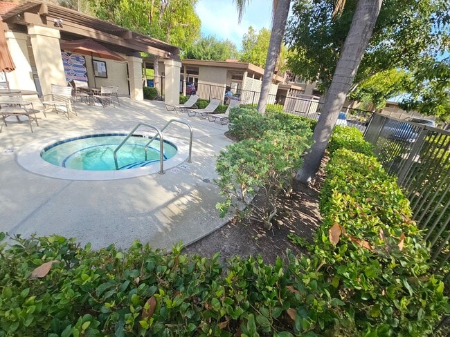 Building Photo - Wonderful 2 Bedroom 2 Bathroom Upper Level...
