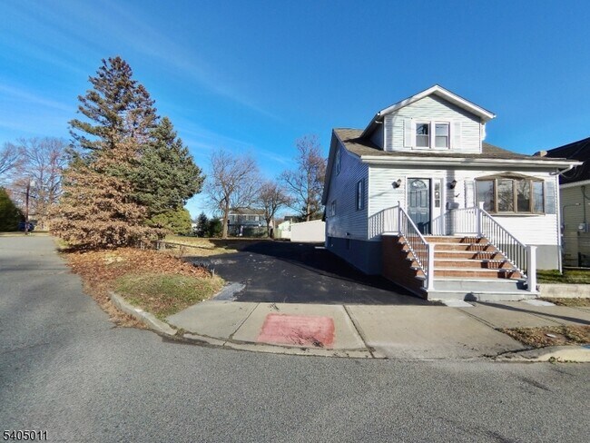 Building Photo - 58 Zeliff Ave