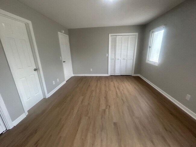 Building Photo - 137 Lionsgate Dr