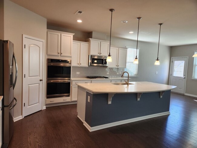 Building Photo - Charming Davidson 4-Bedroom with Modern Fi...