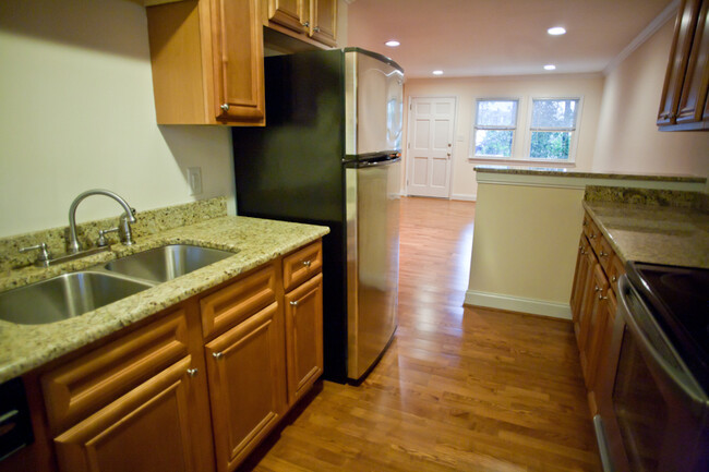 Building Photo - 2 Bedroom Condo just minutes from Carrboro...