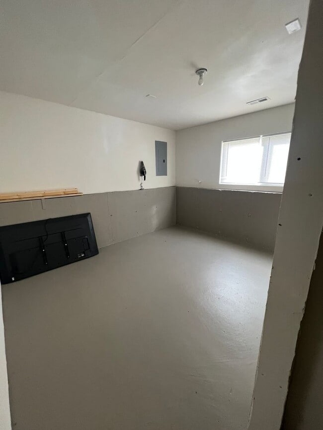 Building Photo - Large 4 Bedroom Home at I-44 and HWY 100