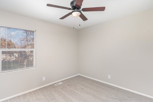 Building Photo - 355 Crestwood Ct