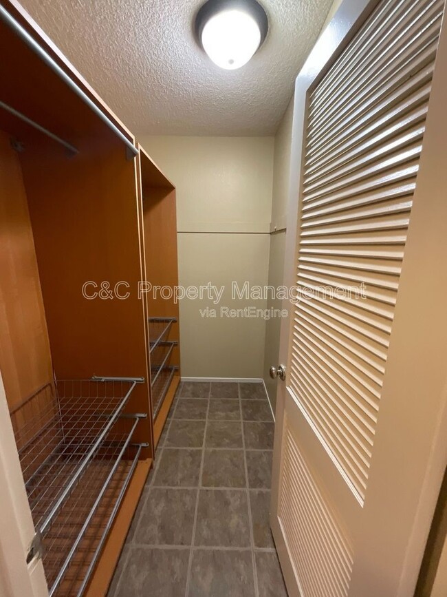 Building Photo - 3872 Tiverton Dr