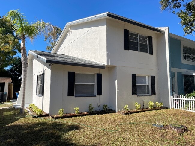 Building Photo - 2054 Los Lomas Dr