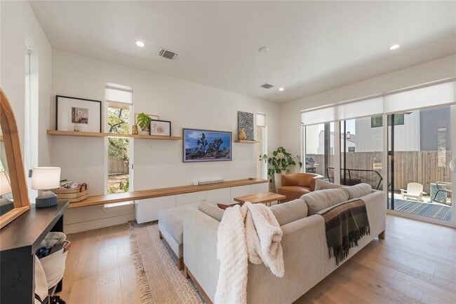 Building Photo - 1300 Perez St