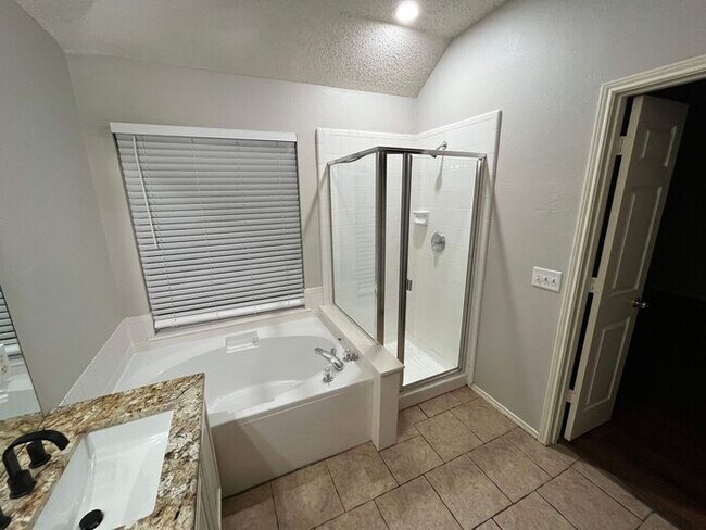 Building Photo - Bright & Inviting Home with Walk-In Closet...