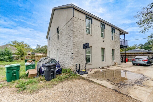 Building Photo - 4323 Continental Dr