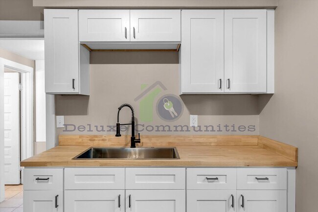 Building Photo - Remodeled 3BR + Flex Room | Steps from Leo...