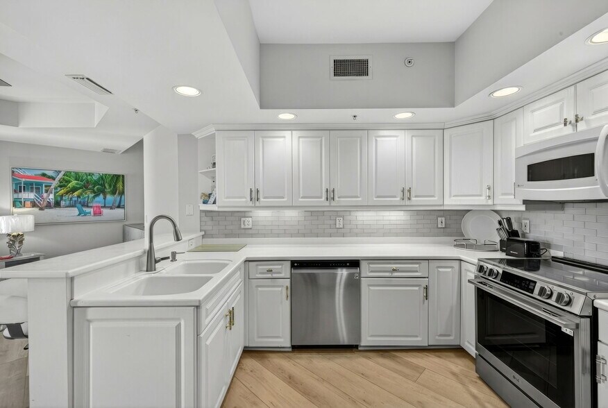 Building Photo - 1001 Arbor Lake Dr